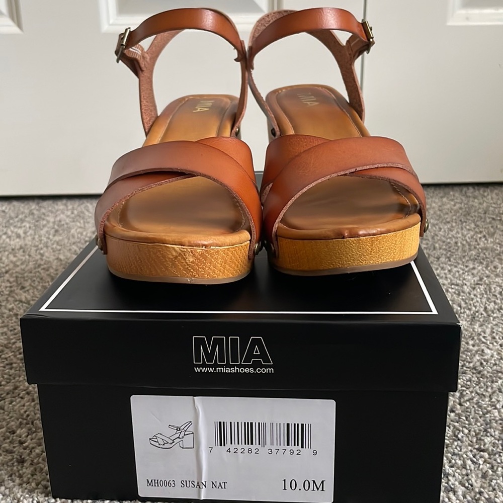 Strappy brown sandals with “wooden” heel